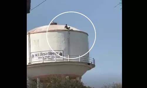 युवक की टंकी वाली टेंशन ने मचाया हड़कंप, ड्रामे के बाद मारी ऐसी दौड़ कि रह गए सब दंग