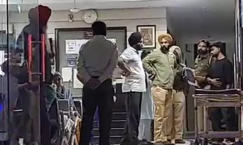 Bathinda में झगड़े के बाद सैनिक ने माता-पिता पर गोली चलाई Bathinda में झगड़े के बाद सैनिक ने माता-पिता पर गोली चलाई