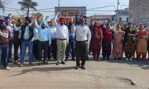 Kapurthala में कर्मचारी यूनियनों ने सरकारी नीतियों के खिलाफ विरोध प्रदर्शन किया Kapurthala में कर्मचारी यूनियनों ने सरकारी नीतियों के खिलाफ विरोध प्रदर्शन किया