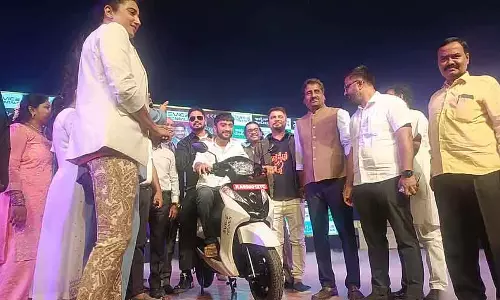 राज्य सरकार इलेक्ट्रिक गाड़ियों के इस्तेमाल को बढ़ावा दे रही है: Minister Rahim Khan राज्य सरकार इलेक्ट्रिक गाड़ियों के इस्तेमाल को बढ़ावा दे रही है: Minister Rahim Khan