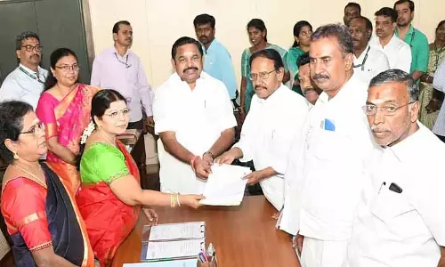 AIADMK के थंबीदुरई और PMK के अंबुमणि ने राज्यसभा चुनाव के लिए नामांकन पत्र दाखिल किया AIADMK के थंबीदुरई और PMK के अंबुमणि ने राज्यसभा चुनाव के लिए नामांकन पत्र दाखिल किया