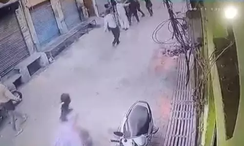 छत पर पत्थर फेंकने का विरोध करने पर व्यापारी और परिवार से मारपीट, तीन पर मुकदमा दर्ज छत पर पत्थर फेंकने का विरोध करने पर व्यापारी और परिवार से मारपीट, तीन पर मुकदमा दर्ज