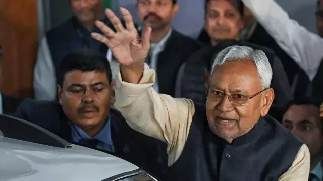 Patna: बिहार में राजनीतिक समीकरण बदलने के संकेत Patna: बिहार में राजनीतिक समीकरण बदलने के संकेत
