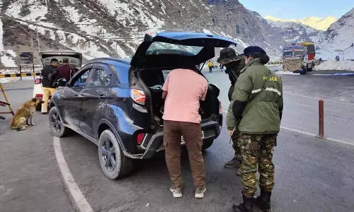 Himachal में अटल टनल, सिस्सू में पर्यटकों की संख्या बढ़ने से सुरक्षा बढ़ाई गई Himachal में अटल टनल, सिस्सू में पर्यटकों की संख्या बढ़ने से सुरक्षा बढ़ाई गई