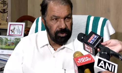 Kerala की नर्सों ने सैलरी बढ़ोतरी के लिए राज्यभर में विरोध किया, मंत्री बोले अस्पताल जिम्मेदार Kerala की नर्सों ने सैलरी बढ़ोतरी के लिए राज्यभर में विरोध किया, मंत्री बोले अस्पताल जिम्मेदार