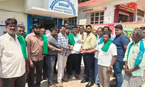 Karnataka : गांव के अकाउंटेंट के ट्रांसफर के लिए रिक्वेस्ट