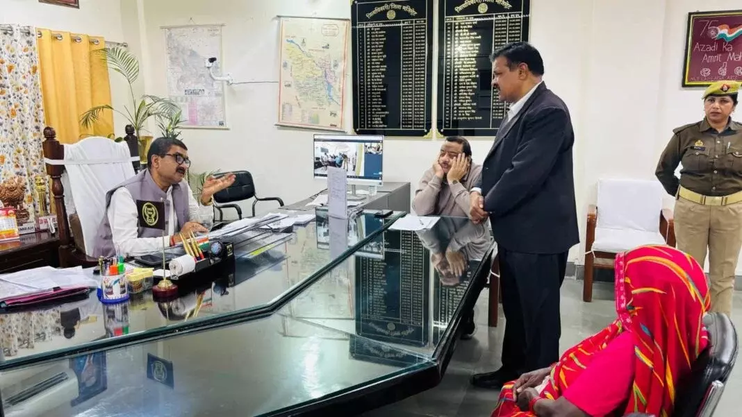 Farrukhabad: जिलाधिकारी के सामने रखी गईं जनसमस्याएं