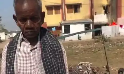 रिक्शा को कर दिया आग के हवाले, अटल आवासीय इलाके में बदमाशों की गुंडई रिक्शा को कर दिया आग के हवाले, अटल आवासीय इलाके में बदमाशों की गुंडई
