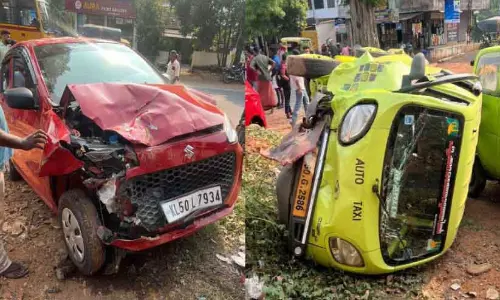 Kerala : कार दुर्घटना में दंपत्ति घायल हो गए Kerala : कार दुर्घटना में दंपत्ति घायल हो गए