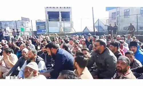 RAMBAN: महिला की ‘हत्या’ के बाद गूल में विरोध प्रदर्शन, बंद RAMBAN: महिला की ‘हत्या’ के बाद गूल में विरोध प्रदर्शन, बंद