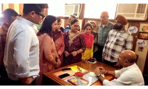 Yudhvir Sethi ने जनता दरबार लगाया, संबंधित अधिकारियों के साथ मुद्दे उठाने का आश्वासन दिया Yudhvir Sethi ने जनता दरबार लगाया, संबंधित अधिकारियों के साथ मुद्दे उठाने का आश्वासन दिया