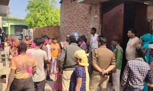 Sambhal: होली मिलन समारोह के दौरान पथराव, संभल में कई लोग घायल Sambhal: होली मिलन समारोह के दौरान पथराव, संभल में कई लोग घायल