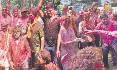 Bareilly: होली के रंग में रंगे अधिकारी, मंच पर दिखा उत्साह Bareilly: होली के रंग में रंगे अधिकारी, मंच पर दिखा उत्साह