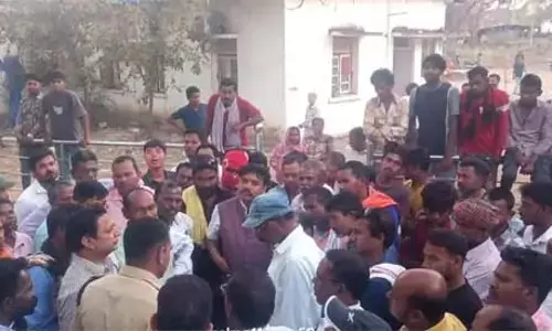 कस्टडी में ग्रामीण की मौत मामले में 2 पुलिसकर्मी सस्पेंड कस्टडी में ग्रामीण की मौत मामले में 2 पुलिसकर्मी सस्पेंड