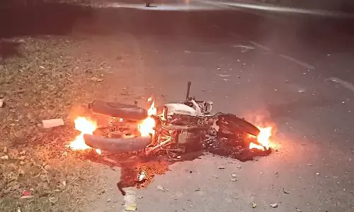 Bareilly: बाइक से आए हमलावरों की फायरिंग कैमरे में रिकॉर्ड Bareilly: बाइक से आए हमलावरों की फायरिंग कैमरे में रिकॉर्ड