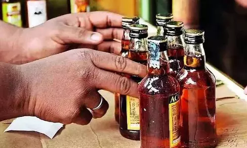 Karnataka : शराब के शौकीनों के लिए ड्यूटी का झटका, शराब में अल्कोहल की मात्रा के आधार पर टैक्स Karnataka : शराब के शौकीनों के लिए ड्यूटी का झटका, शराब में अल्कोहल की मात्रा के आधार पर टैक्स