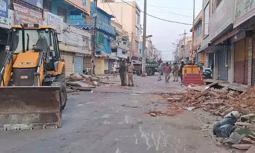 Karnataka : फुटपाथ पर अतिक्रमण हटाना