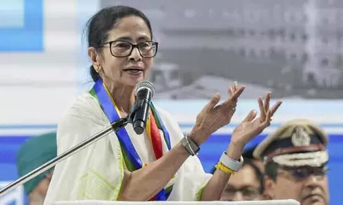 पश्चिम बंगाल की CM ममता बनर्जी ने वोटर लिस्ट से नाम हटाने के खिलाफ धरना शुरू किया पश्चिम बंगाल की CM ममता बनर्जी ने वोटर लिस्ट से नाम हटाने के खिलाफ धरना शुरू किया