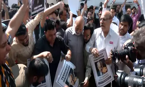 खामेनेई की मौत के बाद Delhi के शिया मुस्लिम समुदाय ने जोर बाग में विरोध प्रदर्शन किया