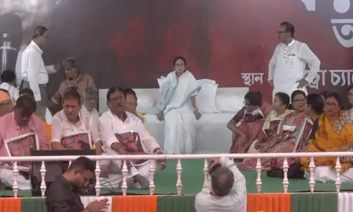 पश्चिम बंगाल की सीएम ममता बनर्जी ने कोलकाता में SIR के खिलाफ विरोध प्रदर्शन किया