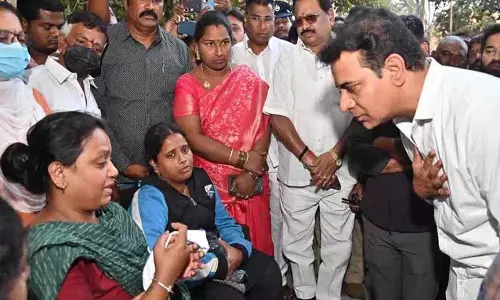 KTR वरिष्ठ वीडियो पत्रकार दामोदर के परिवार के साथ खड़े KTR वरिष्ठ वीडियो पत्रकार दामोदर के परिवार के साथ खड़े