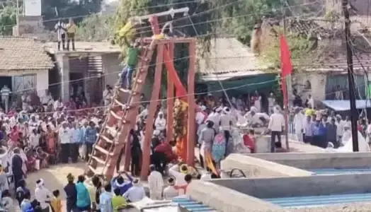 Chhindwara: मेघनाथ मेले में श्रद्धालुओं की साहसिक परंपरा