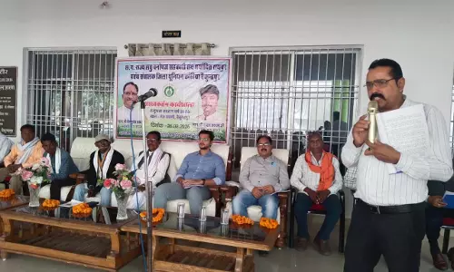 तेन्दूपत्ता संग्रहण से पहले शाखा-कर्तन कार्य के लिए कार्यशाला तेन्दूपत्ता संग्रहण से पहले शाखा-कर्तन कार्य के लिए कार्यशाला
