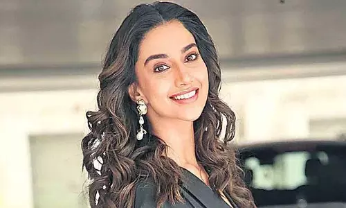 Tollywood शादियों का माहौल गरम; मीनाक्षी चौधरी ने अफवाहों पर सफाई दी Tollywood शादियों का माहौल गरम; मीनाक्षी चौधरी ने अफवाहों पर सफाई दी
