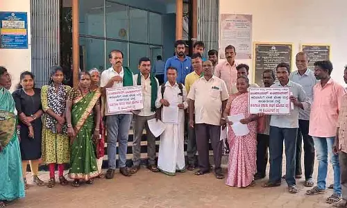 Karnataka : बुनियादी ढांचे की मांग को लेकर विरोध प्रदर्शन Karnataka : बुनियादी ढांचे की मांग को लेकर विरोध प्रदर्शन
