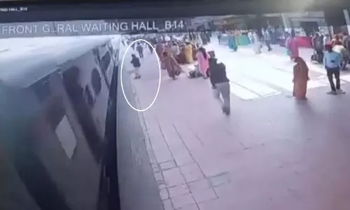OMG! सेकंडों का खेल, बची जान...ट्रेन और प्लेटफॉर्म के बीच समाने ही वाला था यात्री OMG! सेकंडों का खेल, बची जान...ट्रेन और प्लेटफॉर्म के बीच समाने ही वाला था यात्री