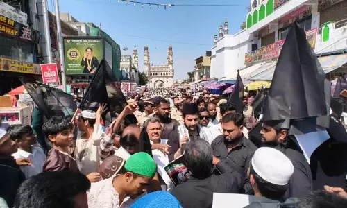 Hyderabad: खामेनेई की हत्या के विरोध में चारमीनार पर विरोध प्रदर्शन Hyderabad: खामेनेई की हत्या के विरोध में चारमीनार पर विरोध प्रदर्शन