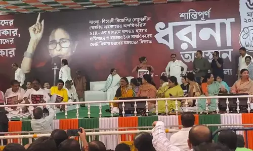 Mamata ने बंगाल में वोटर लिस्ट से नाम हटाने के खिलाफ धरना शुरू किया Mamata ने बंगाल में वोटर लिस्ट से नाम हटाने के खिलाफ धरना शुरू किया