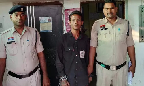 पान पैलेस के पास चाकू लहराया, किशोर सहित 2 गिरफ्तार