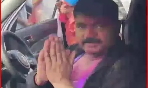 नशे में धुत पुलिसकर्मी ने अपनी कार सड़क पर दौड़ाई, फिर...मचा हड़कंप नशे में धुत पुलिसकर्मी ने अपनी कार सड़क पर दौड़ाई, फिर...मचा हड़कंप