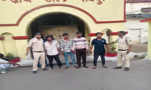 Raipur Breaking: होली में नाचने को लेकर विवाद, युवक पर चाकू से जानलेवा हमला Raipur Breaking: होली में नाचने को लेकर विवाद, युवक पर चाकू से जानलेवा हमला
