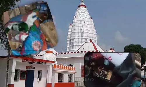 Sambalpur में मां समलेश्वरी मंदिर परिसर में शराब की बोतलें मिलने से गुस्सा Sambalpur में मां समलेश्वरी मंदिर परिसर में शराब की बोतलें मिलने से गुस्सा