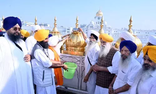 Golden Temple में सोने की परत की धुलाई और सफाई के लिए कारसेवा शुरू Golden Temple में सोने की परत की धुलाई और सफाई के लिए कारसेवा शुरू