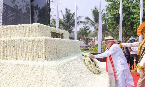 CISF के 57वें स्थापना दिवस पर शहीद जवानों को दी श्रद्धांजलि CISF के 57वें स्थापना दिवस पर शहीद जवानों को दी श्रद्धांजलि