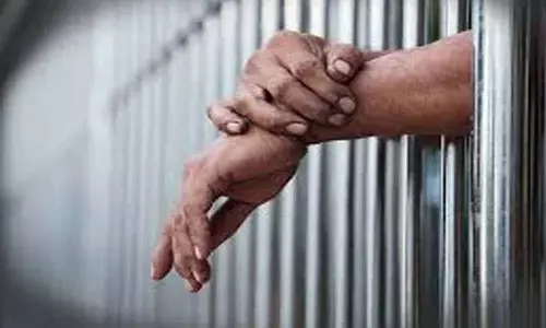महिला को परेशान करने के लिए आदमी को डेढ़ साल जेल की सज़ा सुनाई गई महिला को परेशान करने के लिए आदमी को डेढ़ साल जेल की सज़ा सुनाई गई