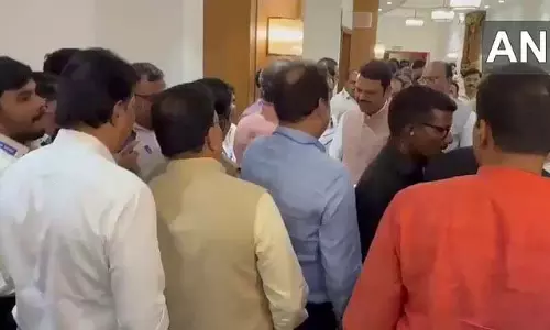 फडणवीस-सुनेत्रा पवार मुंबई में Uddhav Thackeray से मिले फडणवीस-सुनेत्रा पवार मुंबई में Uddhav Thackeray से मिले