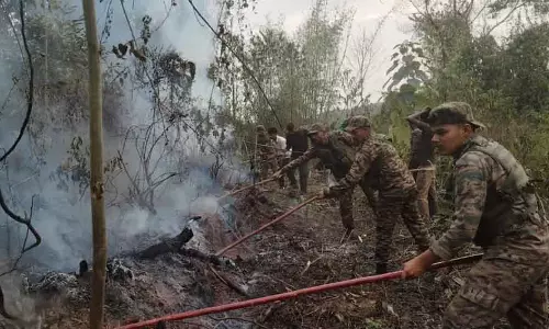 Arunachal  में आग बुझाने में इंडियन आर्मी ने ग्रामीणों की मदद की