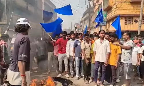 नाबालिग की रहस्यमयी मौत पर गांववालों ने सड़क जाम कर दिया, जिससे Sainthia-Siuri रोड पर ट्रैफिक बाधित