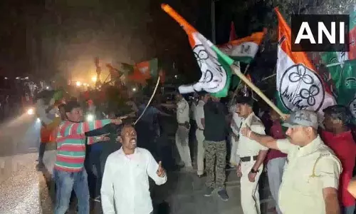 बीरभूम में बीजेपी-TMC कार्यकर्ताओं की झड़प, पुलिस ने किया बीच-बचाव बीरभूम में बीजेपी-TMC कार्यकर्ताओं की झड़प, पुलिस ने किया बीच-बचाव