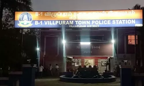 दिनदहाड़े सोने की दुकान लूट का खुलासा, 4 गिरफ्तार दिनदहाड़े सोने की दुकान लूट का खुलासा, 4 गिरफ्तार