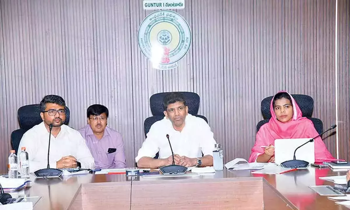 Andhra: अधिकारियों को रेलवे प्रोजेक्ट के काम में तेज़ी लाने को कहा गया Andhra: अधिकारियों को रेलवे प्रोजेक्ट के काम में तेज़ी लाने को कहा गया