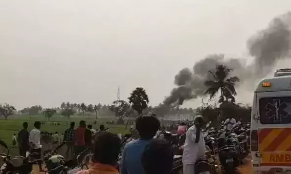 Andhra : पटाखा विस्फोट में मरने वालों की संख्या बढ़कर 28 हुई, गुरुवार को 2 मौतें हुईं Andhra : पटाखा विस्फोट में मरने वालों की संख्या बढ़कर 28 हुई, गुरुवार को 2 मौतें हुईं
