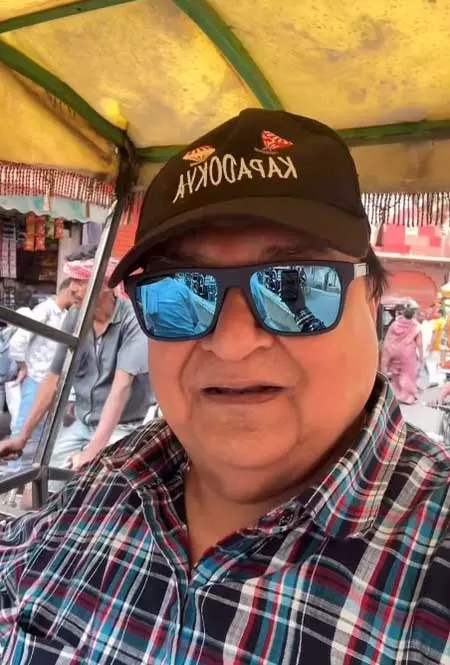 रिक्शे पर सवार होकर वाराणसी की तंग गलियों में निकले राकेश बेदी, काशी विश्वनाथ के किए दर्शन रिक्शे पर सवार होकर वाराणसी की तंग गलियों में निकले राकेश बेदी, काशी विश्वनाथ के किए दर्शन