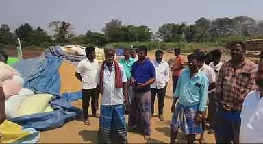 खरीद केंद्रों पर धान के बंडलों का ढेर लग रहा है - Farmers परेशान हैं खरीद केंद्रों पर धान के बंडलों का ढेर लग रहा है - Farmers परेशान हैं