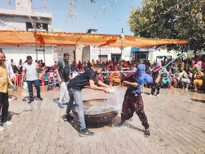 Fatehabad में कोराडा मार होली में भाईचारे और जल संरक्षण का संदेश Fatehabad में कोराडा मार होली में भाईचारे और जल संरक्षण का संदेश