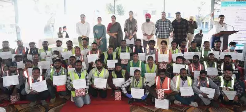 Yamunanagar में सफाई मित्रों को स्वच्छ सर्वेक्षण में सम्मानित किया गया Yamunanagar में सफाई मित्रों को स्वच्छ सर्वेक्षण में सम्मानित किया गया